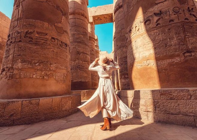 Woman,Traveler,Explores,The,Ruins,Of,The,Ancient,Karnak,Temple